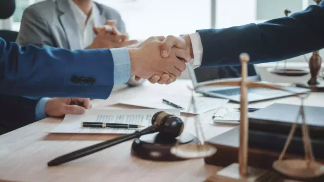 Doradztwo prawne dla przedsiębiorstw — dlaczego warto korzystać z usług profesjonalistów?